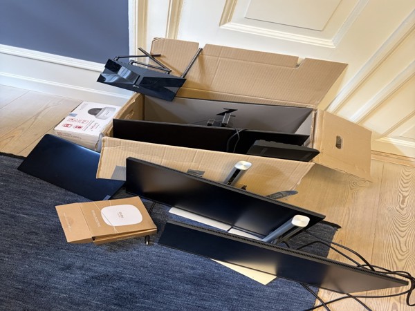 Lenovo PC, 2 + 2 comcuperskærme, netværkskamera, wireless access point mm