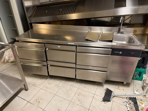 Driftsmidler samt inventar fra restaurant i Hillerød